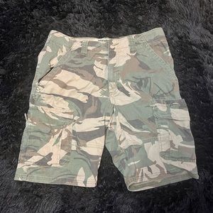 Mens Camo cargo shorts FITS small and medium sizes.